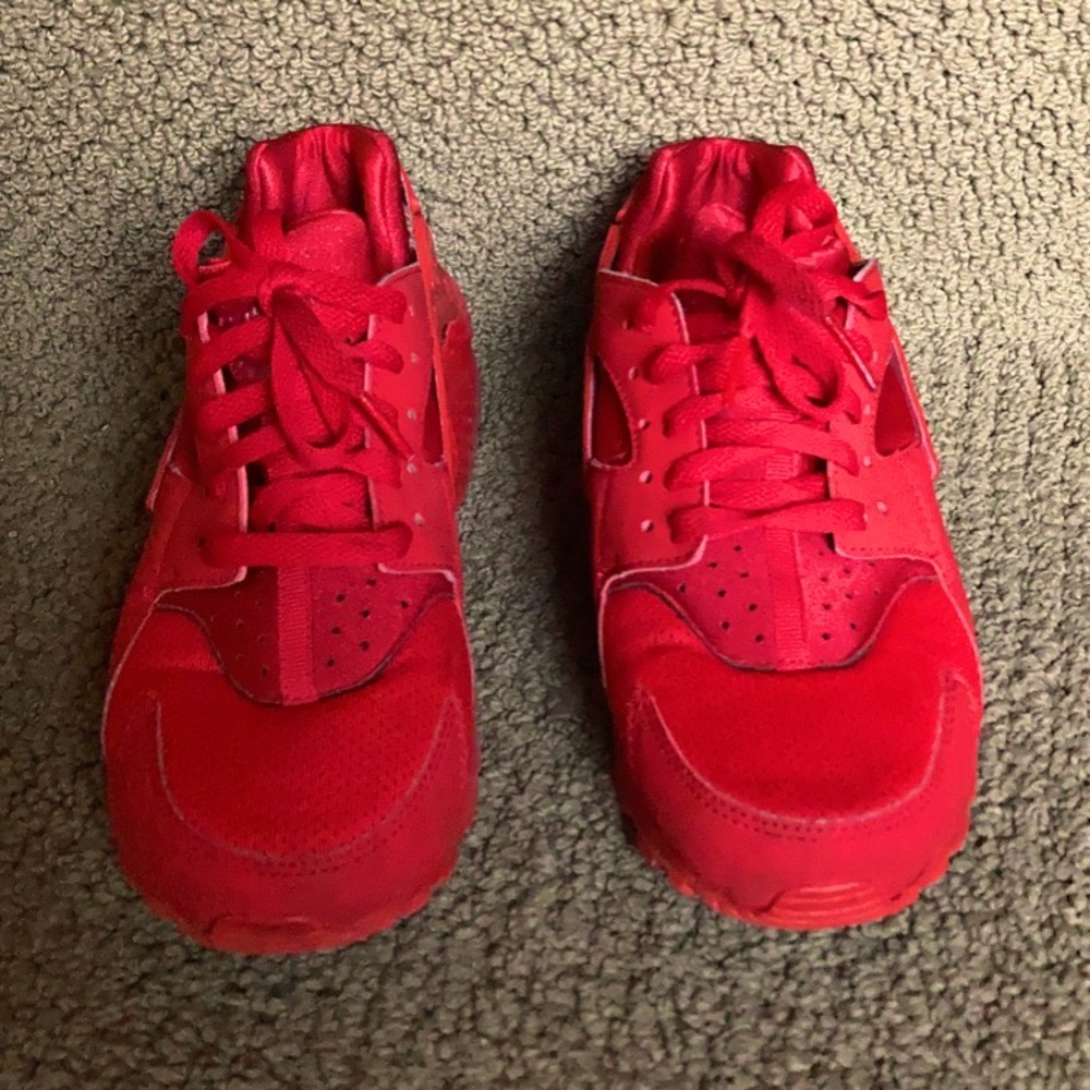 I’m selling basically new red huaraches only worn 3 Times